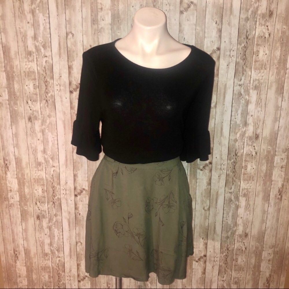 Old Navy army green black floral circle skirt L